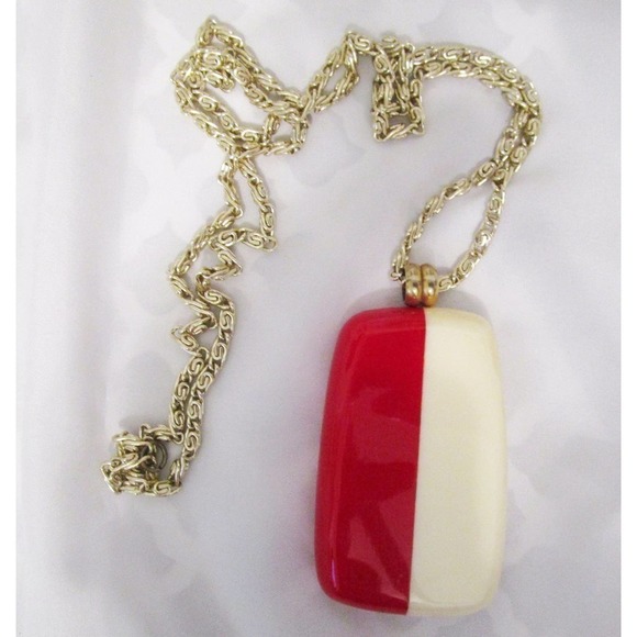 Bakelite Pendant Necklace, Vintage, Beautiful Red and White - Picture 3 of 7